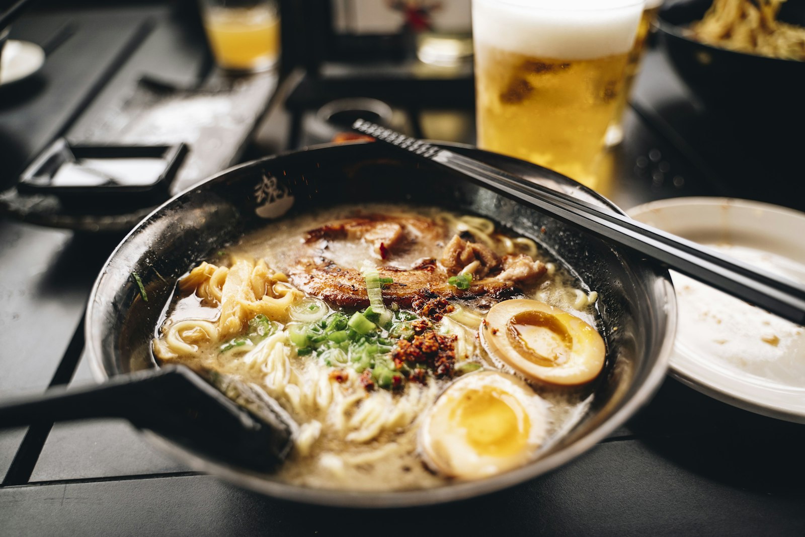 〆の鶏白湯そばとビール